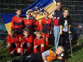 Unsere 1. Mannschaft Alfener E-Jugend hat heute (am 14.10.) am Fußballturnier in Neuenbeken teilgenommen. Nur knapp haben unsere Jungs haben das Finale verpasst: Gegen den späteren Turniergewinner Paderborn United (5:1 gegen Neuenbeken) wurde das letzte Gruppenspiel knapp 0:1 verloren. Bis dahin hatten die Fußballer der E1 eine lupenreine Weste!