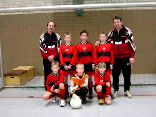 Unsere 1. Mannschaft Alfener E-Jugend hat heute (am 18.2.2001) an der Kreishallenmeisterschaften teilgenommen. Über ein Vorausscheidungsturnier sind unsere Fußballer in das Feld der letzten 8 gekommen. Aus 33 Mannschaften sind heute die besten 8 Team aufgelaufen. Die Vorrunde hat unser Team als 2 Gruppensieger absolviert. Im anschließenden Halbfinale unterlagen unsere Jungs dem späteren Turniersieger, den GW Paderborn. Beim Spiel um den dritten Platz besiegen die Alfener Paderborn United mit 4:2