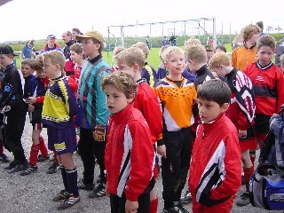 Gespannt warten die Spieler auf die Siegerehrung