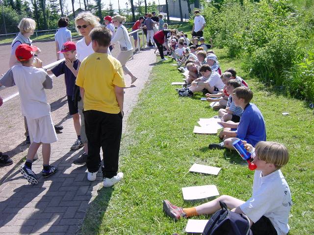 Hier die Kinder nach dem 800 Meter Lauf