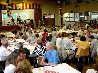 Danach geht es in der Gemeindehalle festlich weiter