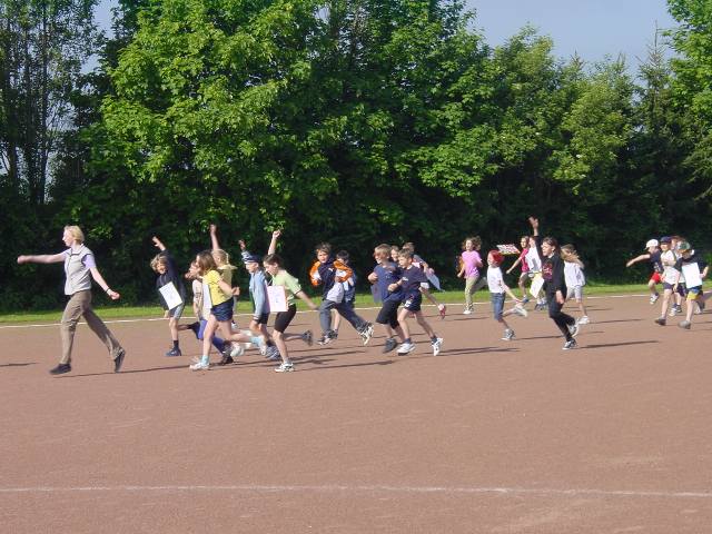 Bei strahlendem Sonnenschein fand das 1. Sportfest der Grundschule Alfen statt