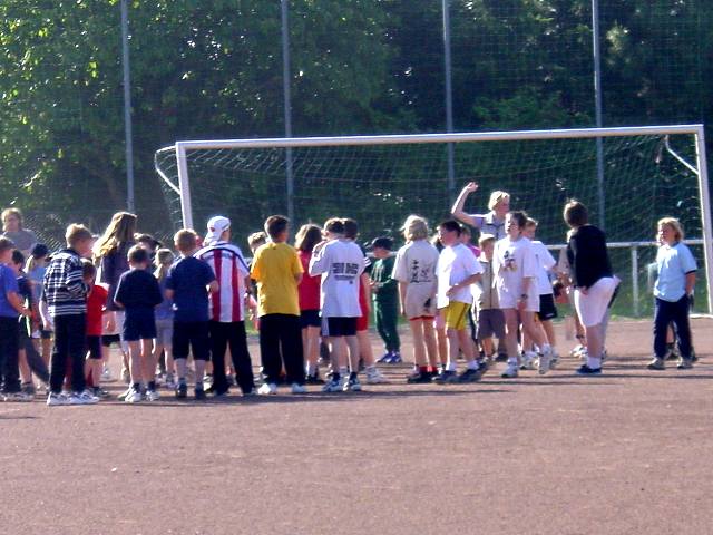 Für die Kinder waren diverse Spiele auf dem Sportplatz vorbereitet: vom Zeitungslauf bis zum Pedalo-Rennen.