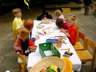 Die Kinder konnten Luftballons fliegen lassen und dafür Postkarten bemalen ...