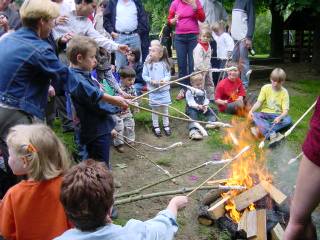 Zum Abschluss gab es für alle Stockbrot am Lagerfeuer