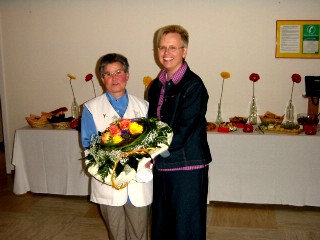 Anni Kloppenburg hat die Stickarbeit übernommen