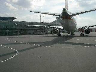 und über das Flugfeld
