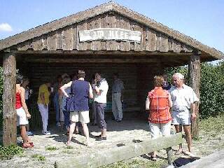 Bei strahlendem Sonnenschein startet die Radtour zum Flughafen