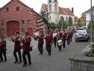 Danach ging es mit musikalischer Begleitung des Musikvereins zur Schützenhalle