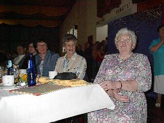 Dieses vielfältige Programm kam beim Publikum gut an! Hier im Bild: Rechts: Lene Schumacher, Ehrenvorsitzende der kfd, Links daneben: Marita Igges, ehemalige Vorsitzende des Alfener Karnevalvereins