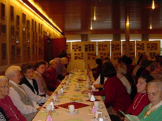 Adventfeier der kfd in der vollbesetzten Alfener Schützenhalle