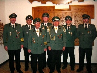Den silbernen Verdienstorden erhielten: Josef Ewers (2.v.l), Martin Schumacher (4.v.l.) und Theo Bohnsteffen (7.v.l.) Den Hohen Bruderschaftsorden: Hans Geord Igges (1.v.l.) und Rolf Gürntke (6.v.l.) Ehrenhauptmann wurde Bernhard Witte (3.v.l.), Ehrenoffizier Karl Heinz Hüster (5.v.l.)