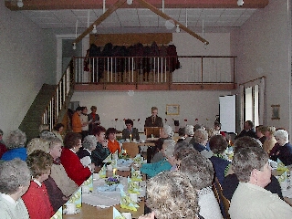 Anschließend begrüßte die 1. Vorsitzende Ingrid Ewers die Alfener Frauen im vollbesetzten Bürgerhaus zum "sprechenden Kuchenbuffet"