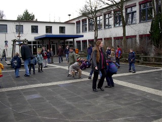 Anschließend wurde noch der Schulhof bemalt und das Ergebnis im Fernsehen gezeigt