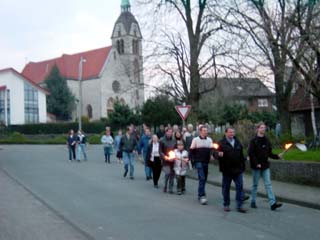 Anschließend brachten vier Fackelträger das Feuer der Osterkerze zum Osterfeuer