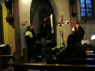 Das Osterfeuer 2002 begann mit einer Andacht in der Kirche. Den angedachten Gottesdienst konnte der Pastoralverbund Borchen leider nicht ermöglichen