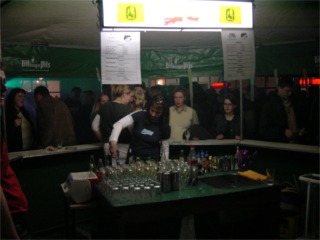 Die Happy Hour lockte schon die ersten Besucher an