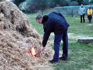 Dank des frühlingshaften Wetters war das Entfachen des Osterfeuers in diesem Jahr gar nicht schwierig