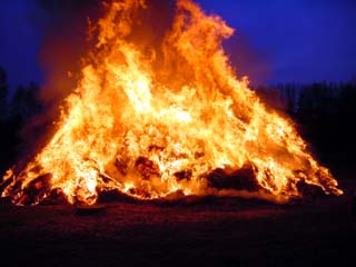 Das Symbol Osterfeuer war prächtig anzusehen