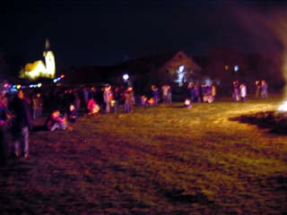 und das Feuer brannte noch bis tief in die Nacht
