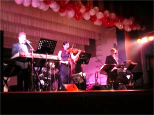 Dazu spiele das Party Symphonie Orchestra auf