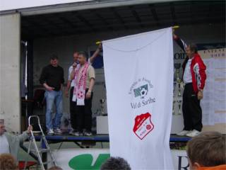 Die Freundschaft zwischen den beiden Fußballvereinen wurde weiter vertieft, wie dieses Gastgeschenk des SV Alfen dokumentiert. Insgesamt war ein Bus mit 54 Kindern und Eltern nach Noyen-sur-Sarthe gereist.