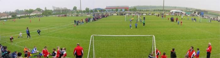 Auch in diesem Jahr hat die Fußballabteilung des Sportvereins Alfen wieder an dem Turnier in Noyen-sur-Sarthe teilgenommen. Die französischen Organisatoren haben sich nochmal übertroffen: 32 Mini-Kicker-Mannschaften, 24 F-Jungend-Mannschaften und 6 E-Jugend-Mannschaften, also insgesamt 62 Teams mit jungen Fußbalern, ein Mammut-Turnier. Auf 8 Feldern wurden weit mehr als 100 Spiele ausgetragen. Begonnen wurde morgens um 9:00 Uhr. Die abschließende fand um 18:00 Uhr statt. Ein einmaliges Erlebnis für die teilnehmenden Kinder.