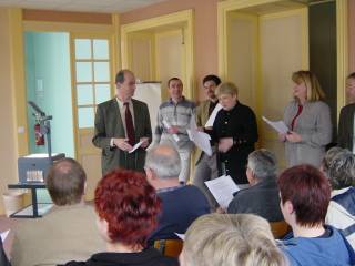 Am nächsten Tag wurde den Alfener Besuchern im Rathaus die Geschichte des französischen Partnerdorfs nähergebracht und die Arbeit der kommunalen Vertreter erläutert und mit den deutschen Gepflogenheiten verglichen.