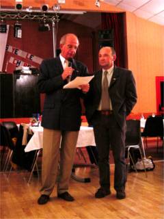 Am Donnerstag gesellten weitere Alfener hinzu: Der deutsch - französische Freundschaftskreis besuchte ebenfalls Noyen-sur-Sarthe. Am Freitag Abend wurde in der Stadthalle gemeinsam gefeiert. Hier die beiden Vorsitzenden der jeweiligen Freundschaftskreise.