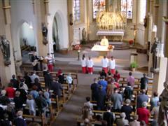 Das 75 jährige Vereinsjubiläum des SV Rot Weiß Alfen wurde mit einem Gottesdienst in der Alfener Pfarrkirche begonnen