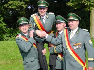 Hier das Pressefoto (v.l): Brudermeister - Konrad Hansmeier König - Michael Hartmann König des vergangen Jahres - Guido Nillies Oberst - Josef Drüke (Die Prinzen waren leider nicht aufzufinden)