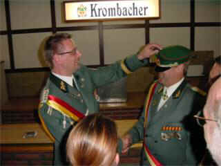 Einer der ersten Gratulanten war Oberst Drüke, hier nicht ganz zu erkennen, da unserem König vor lauter Freude der Schalk im Nacken saß.