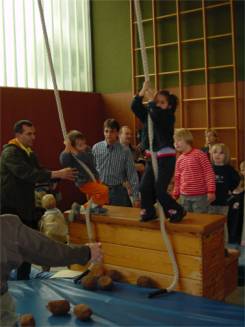 In Afrika mussten die Kinder an einer Liane über einen Fluss mit Kokosnüssen schwingen
