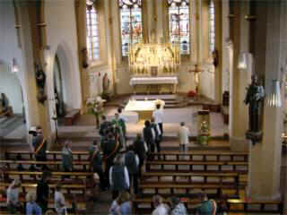 Von dort ging es zum Gottesdienst in die Alfener Kirche