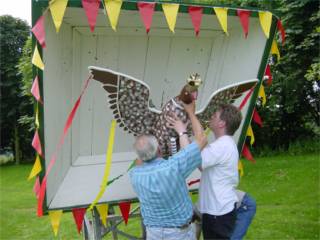 Der Vogel wird fest verschraubt