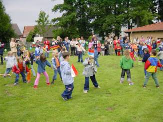 Danach präsentierten die "Schulkinder" den Tanz der Nationen zur Musik von Rolf Zuckowski "Wir sind Kinder, der Stoff aus dem die Zukunft ist"