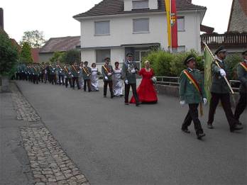 Mit einem kurzen Marsch ging es zum Ehrenmahl um den Zapfenstreich zu zelebrieren
