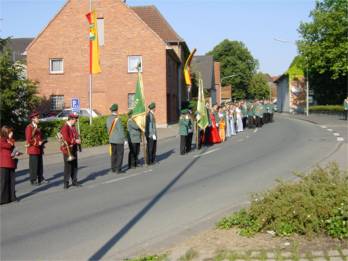 Das Bataillon traf sich am Ehrenmal um von dort zum Schützenfrühstück aufzubrechen