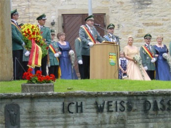 Zur Kranzniederlegung am Ehrenmal fand auch dieses Mal Oberst Drüke die richtigen Worte: Anonymität gefährdet das Zusammenleben, Der Schützenverein und das Schützenfest tragen ihren Teil dazu bei dem entgegen zu wirken.