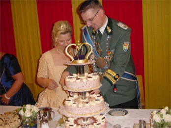Für das Königspaar war eine königliche Torte vorbereitet