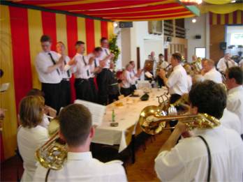Nach dem offiziellen Teil wurde die Runde locker und der Musikverein zog durch die Halle, um den Honorierten zu gratulieren