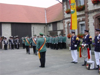 Nach dem Antreten des Bataillons am Schützenhaus wurde zuerst der Oberst abgeholt