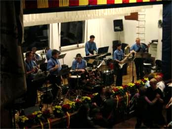 Am Abend spielte wieder die Tanzmusikabteilung des Musikvereins Etteln
