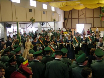 Nach dem Festmarsch und dem Vorbeimarsch ging es wieder zur Schützenhalle.