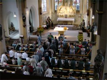 Wie in jedem Jahr wurde das Schützenfest wieder mit einer Messe eröffnet. Präsens Schottek und Pastorin Christel Weber gestalteten den Gottesdienst zusammen mit dem Musikverein Alfen