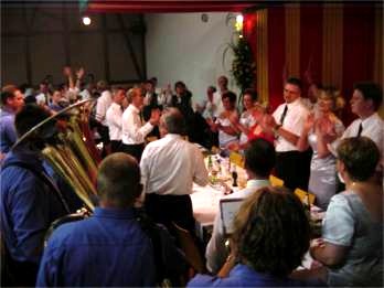 Hier das Königsständchen des Musikvereins Etteln zu später Stunde