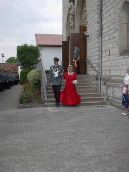 Vor der Kirche wartete das versammelte Batallion