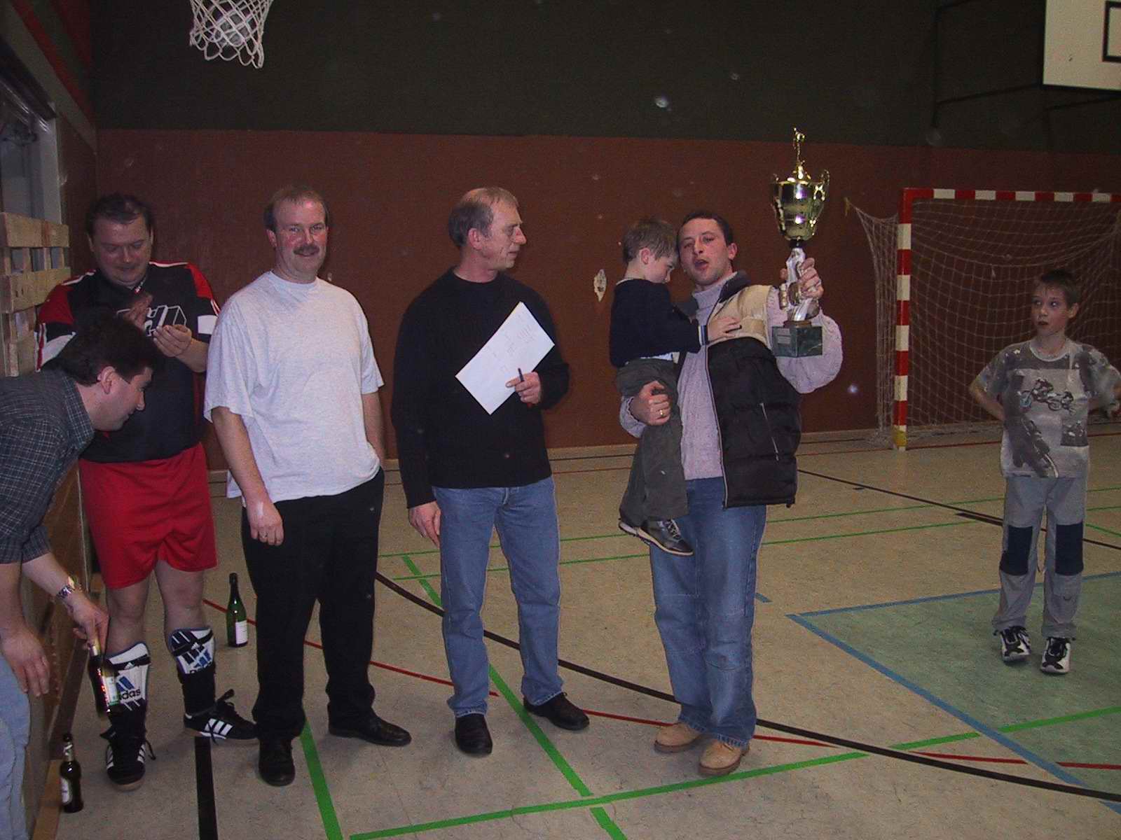 Siegerehrung des Teams B der 1. Mannschaft durch die Alte-Herren-Betreuer Klaus Ahrens und Ferdi Drüke