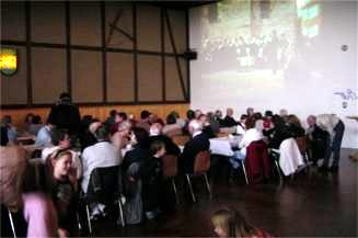 Andreas Mura hat sich die Arbeit gemacht einige schon fast historische Schützenfestfilme von Schmalspur auf Video8 Format zu konvertieren und per Beamer zu präsentieren. Bei Kaffee und Kuchen wurde dieses Angebot ausgiebig angenommen.
