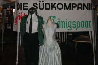 Auch Königsgarderobe wurde ausgestellt. Für Einsteiger gab es eine Uniform-Tauschbörse und vieles weiteres mehr.